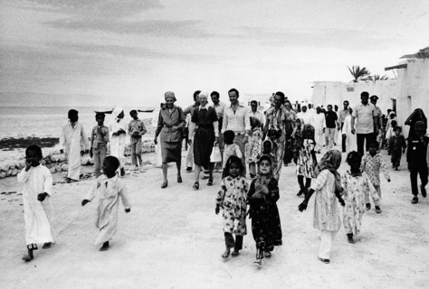 Farah Pahlavi avec Anne-Marie et Constantin de Grèce - Ile de Kish, 1975