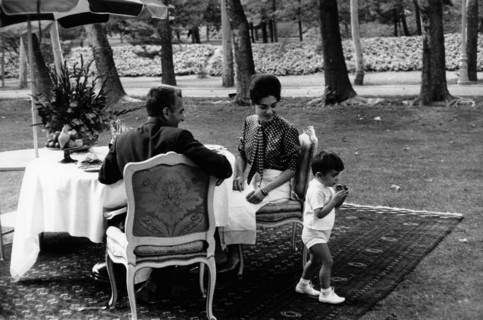 Farah et  Mohammed Reza Shah Pahlavi avec leur fils Reza  - Saadabad - été 1962