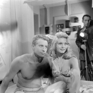 Brigitte Bardot et Roger Dumas sur le tournage de "La mariée est trop belle"