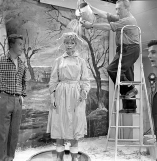 Brigitte Bardot sur le tournage de "La mariée est trop belle"