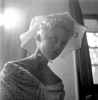 Brigitte Bardot sur le tournage de "La mariée est trop belle"