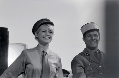 Brigitte Bardot et Jacques Charrier sur le tournage de "Babette s'en va en guerre"
