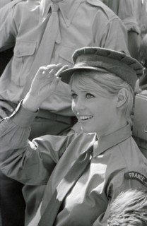 Brigitte Bardot sur le tournage de "Babette s'en va-t-en guerre"