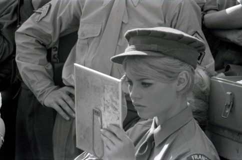 Brigitte Bardot sur le tournage de "Babette s'en va-t-en guerre"