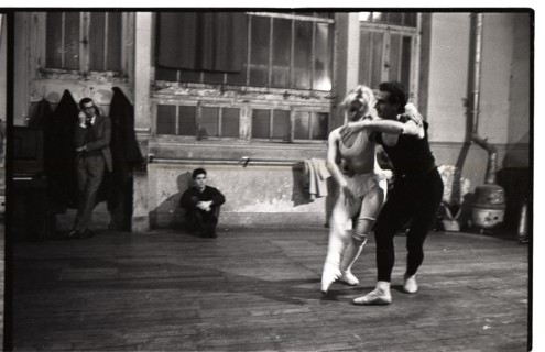 Brigitte Bardot en cours de danse classique