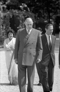 Charles de Gaulle dans les jardins du Palais de l'Elysée, 1960