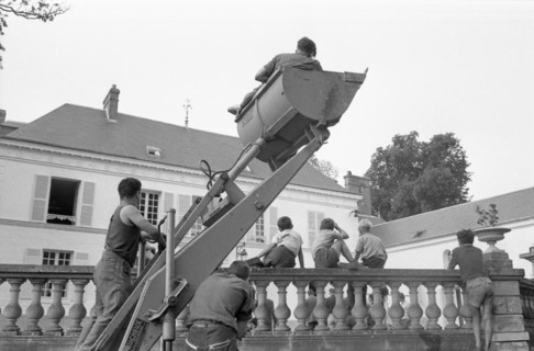 People watching Yves Montand rehearse in his garden at Autheuil Authouillet (1958)