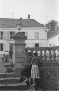 People watching Yves Montand rehearse in his garden at Autheuil Authouillet (1958)