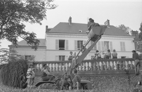 People watching Yves Montand rehearse in his garden at Autheuil Authouillet (1958)