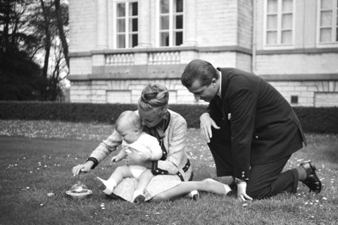 La princesse Paola de Belgique, le prince Albert et leur fils le prince Philippe