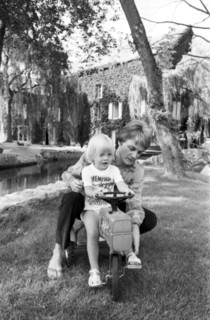 Claude François en famille dans son moulin de Dannemois