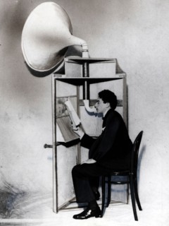 Cocteau comme phonographe dans "Les Mariés de la Tour Eiffel", 1921