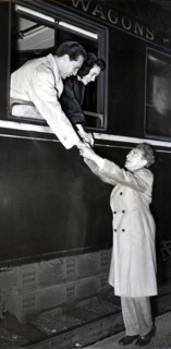 Cocteau salue Jean Darcante et Maria Mauban