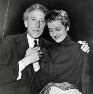 Cocteau félicite Annie Girardot pour "La Machine à écrire"