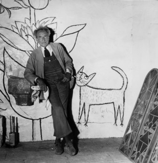Cocteau devant l'une de ses oeuvres, 1959