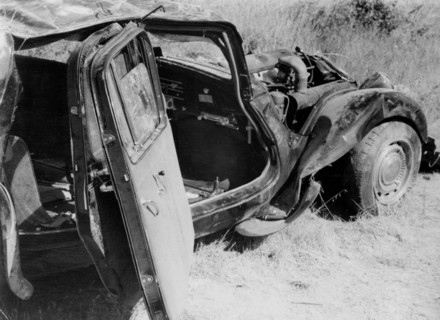 Piaf, sa voiture après l'accident, 16 août 1951