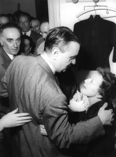 Piaf dans sa loge à l'Olympia,1956