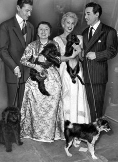 Piaf entre Robert Lamoureux, Martine Carol et Luis Mariano, 1953