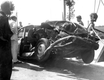 La voiture d'Edith Piaf après l'accident, 6 septembre 1958