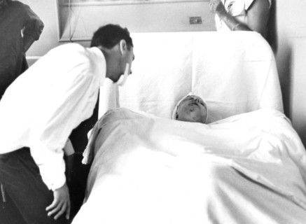 Edith Piaf à l'hopital de Rambouillet après son accident de voiture, 7 septembre 1958