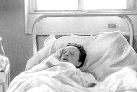 Edith Piaf à l'hopital de Rambouillet après son accident de voiture, 7 septembre 1958