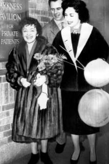 Piaf quitte l'hopital, mars 1959