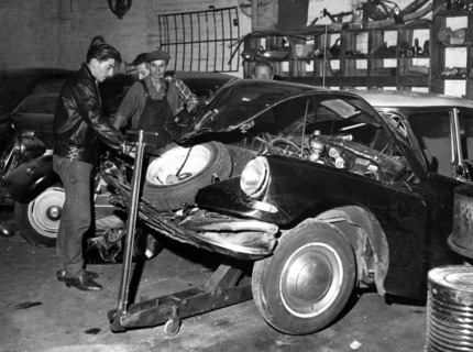 Piaf, sa voiture après l'accident de septembre 1958