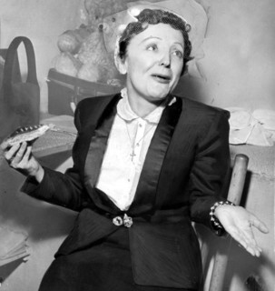 Piaf choisie comme reine par son mari Jacques Pils lors de la fête des Rois, 1955