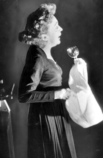 Piaf casse un verre blanc pour interpréter "Les amants d'un jour", décembre 1959