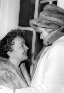 Piaf félicitée par Marlene Dietrich, novembre 1959