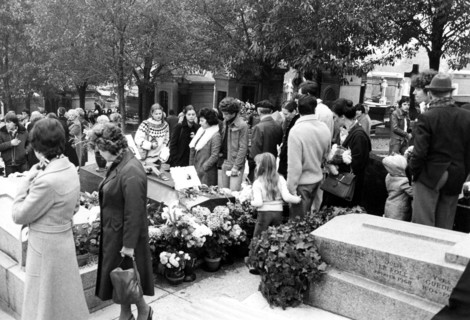 Piaf, défilé sur sa tombe au Père Lachaise lors de ses funérailles