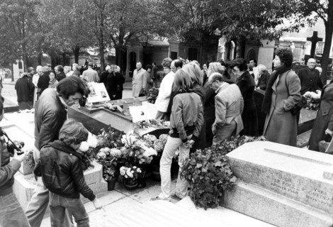 Piaf, défilé sur sa tombe au Père Lachaise lors de ses funérailles
