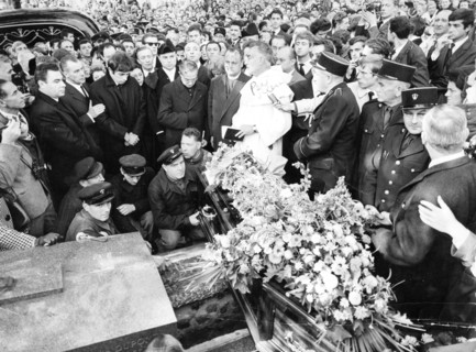 Piaf, ses obsèques. Au centre, Théo Sarapo. En haut à droite, Jean-Claude Brialy