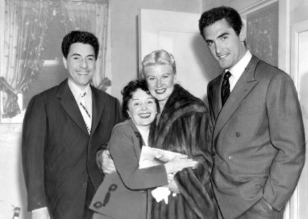 Piaf, à Chicago entre Jacques Pills, Ginger Rogers et Jacques Bergerac