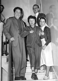 Piaf au bras de Jacques Pills après son opération de l'appendicite, septembre 1954