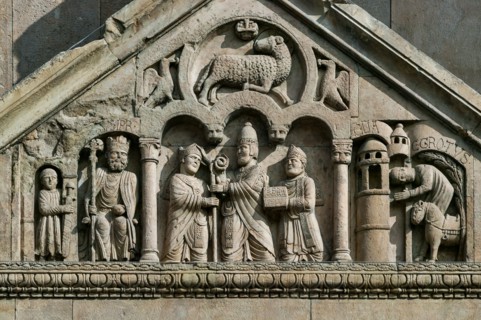 Façade de la Cathédrale de Fidenza en Italie