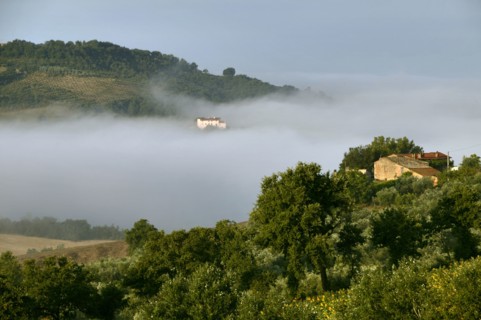 Hills in the clouds near Saragano, Umbria, Italie