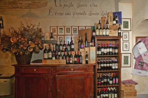 Bevagna, the "Bottega Di Piazza Onofri", wine shop and restaurant