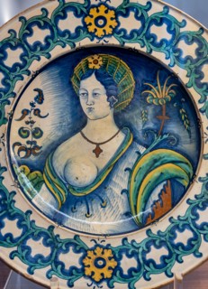 Deruta, Regional Ceramics Museum of Deruta: plate decorated by a beautiful woman's bust