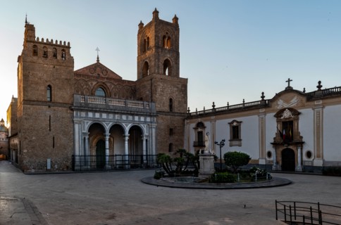 Monreale Cathedral: view of the facade and the square in front
