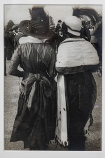 “Ragazze di spalle con cappello piumato"
