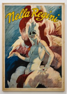 “Nella Regini in abito da scena con piume e svolazzi"