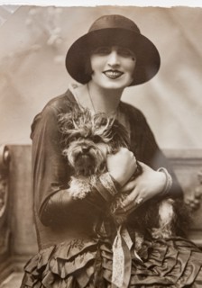 “Nella Regini con un cane in braccio"