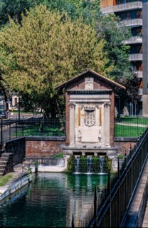 Una delle dodici conche (chiuse) in via Conca del Naviglio.