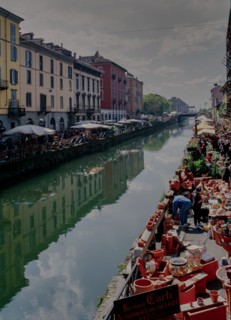 Veduta del Naviglio Grande durante la festa dei “Navigli in fiore”.