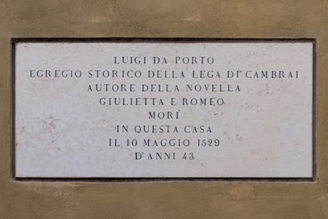 Vicenza: plaque dedicated to Luigi da Porto