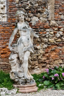 Vicenza: bust of a statue in the courtyard of the Olympic Theatre.