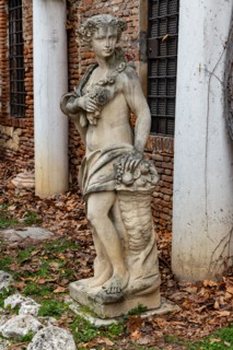 Vicenza: bust of a statue in the courtyard of the Olympic Theatre.