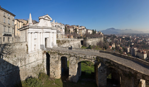 Veduta della città con il Viale delle Mura veneziane e Porta San Giacomo, una delle quattro porte