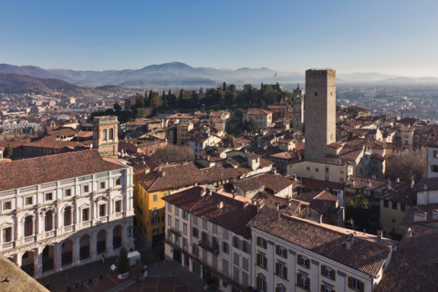 Veduta della città dalla Torre Civica, detta il Campanone: a sinistra, la facciata bianca di